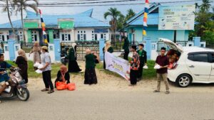 Semangat Berbagi: Civitas Akademika IAI Rawa Aopa Konsel Bagikan Ratusan Takjil untuk Masyarakat Konawe