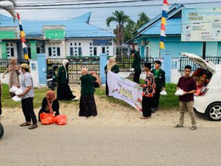 Semangat Berbagi: Civitas Akademika IAI Rawa Aopa Konsel Bagikan Ratusan Takjil untuk Masyarakat Konawe