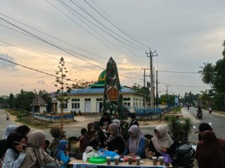 Perkuat Solidaritas, Kader HMI IAI Rawa Aopa Berbagi Takjil di Motaha